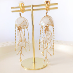 クラゲ　海月　イヤリング　ピアス　白　海　個性的　軽い　ディップアート　プレゼント　贈り物　大人可愛　金アレ対応 1枚目の画像