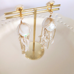 クラゲ　海月　イヤリング　ピアス　白　海　個性的　軽い　ディップアート　プレゼント　贈り物　大人可愛　金アレ対応 5枚目の画像