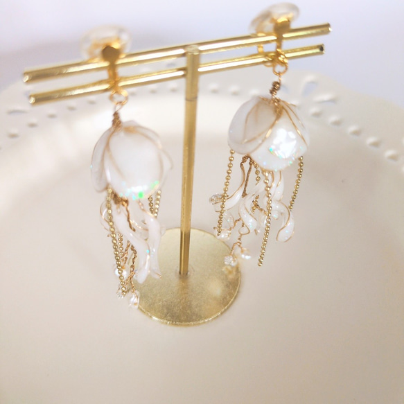 クラゲ　海月　イヤリング　ピアス　白　海　個性的　軽い　ディップアート　プレゼント　贈り物　大人可愛　金アレ対応 5枚目の画像