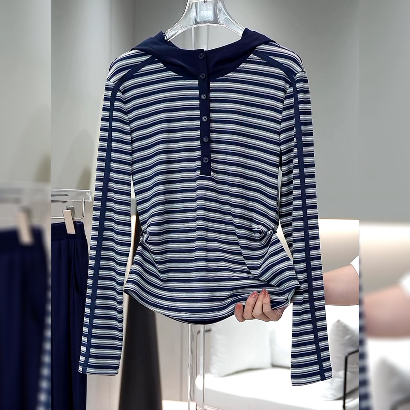 ストライプの長袖のフード付きtシャツ女性の秋の内はレギオンシャツ2025新しいモデルの大きいサイズの太っているmm腰を収