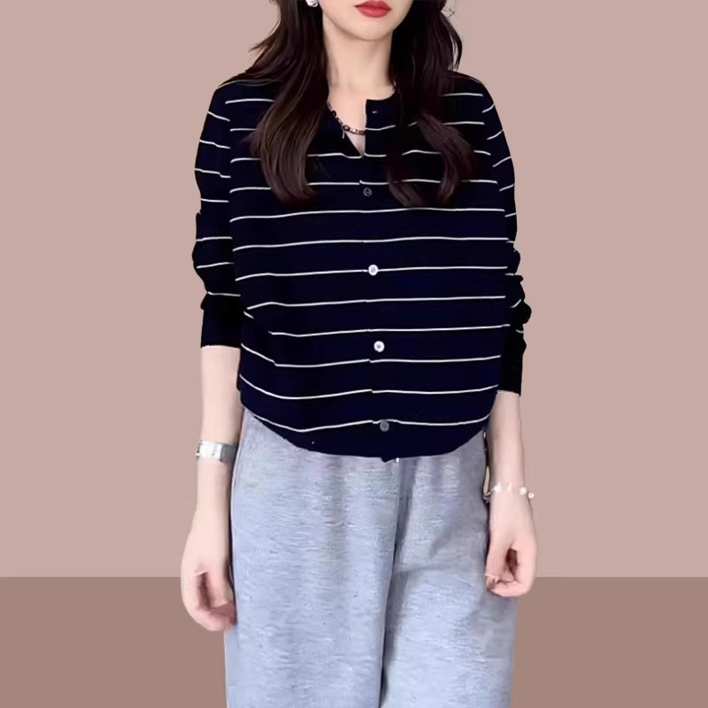 大きいサイズの早秋の丸襟のストライプのニットのカーディガンの女性2025新モデルの太ったmmのだらしない弛緩感の上着を着