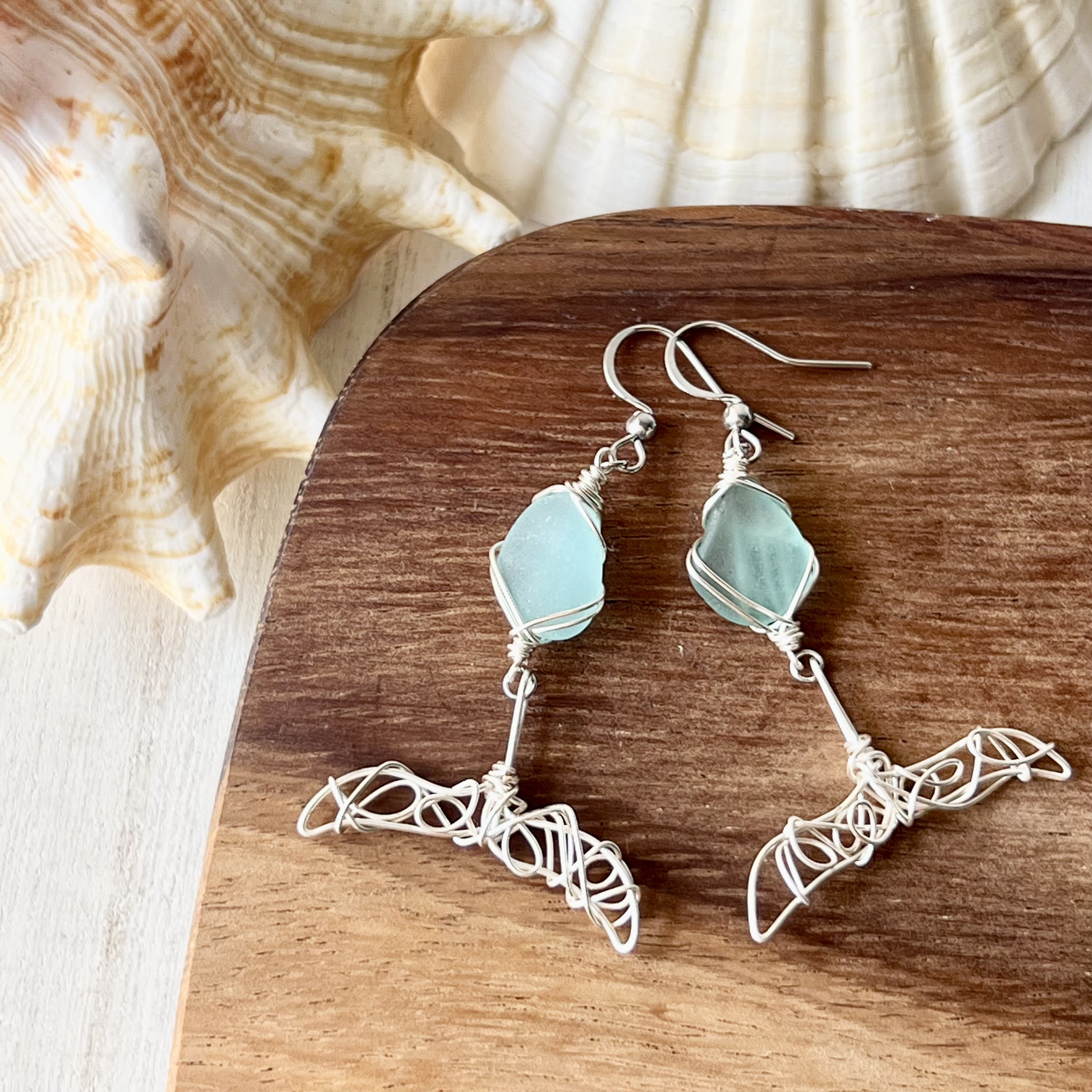 幸せが訪れるホエールテールの海色シーグラスピアス〝yurayura〟