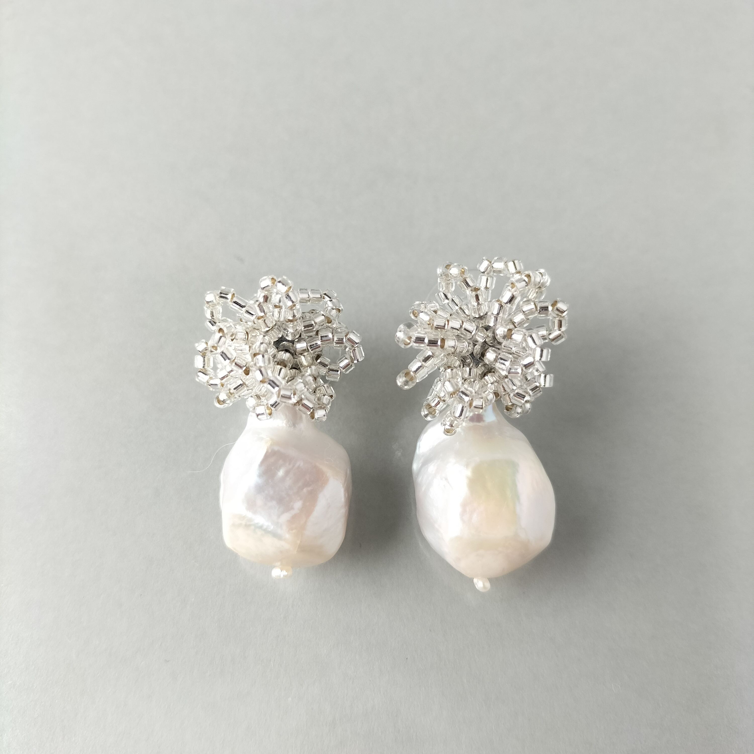 ユニークなフォルムの大粒淡水パール × アンティークビーズ フランス買付 イヤリング／ピアス・アレルギー対応・ギフト無料
