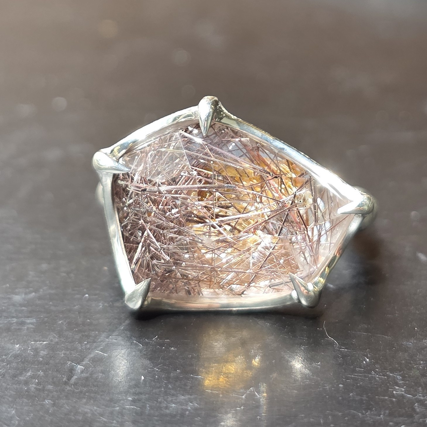 ルチルクォーツ　with　ライモナイト　インクルージョンの塊　変形5角形ラフカット　シルバーSV925リング