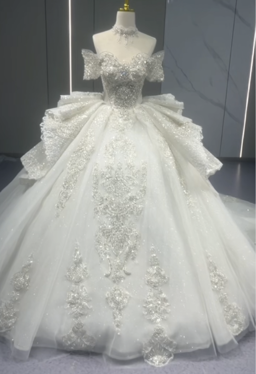 躊躇しない　オフショルダー　二の腕カバー　痩せて見える　エレガント　お姫様　トレーン　魅惑なレース　ラメ入り　ブライダル