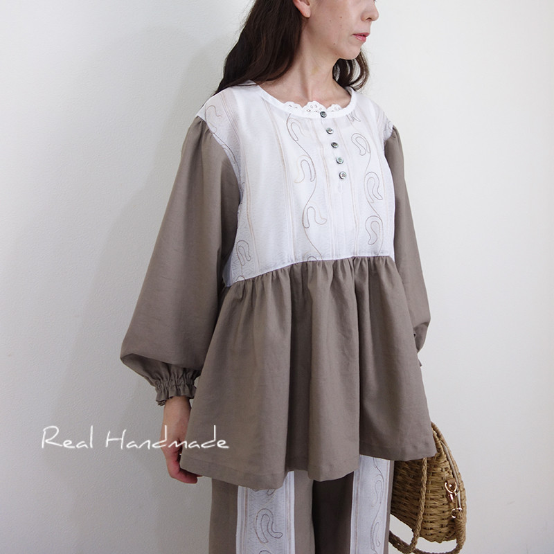 コットンリネン〈モカグレージュ〉×刺繍・ループボタンのペプラムブラウス（セットアップ対応）
