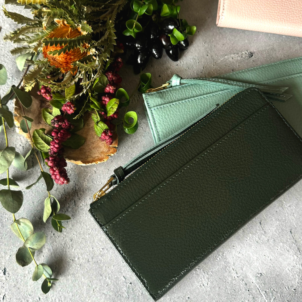【...to®・PROUDY＿Donna by Enamel】最大「30枚」利き手を問わず膨らみづらく美しく整う長財布
