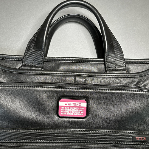 【美品】TUMI × JAL コラボ PCバッグ機内限定品 ネームタグ付 TUMI ALPHA JAL限定 ブラック/レッド ビジネスバッグ PCケース (TUMI