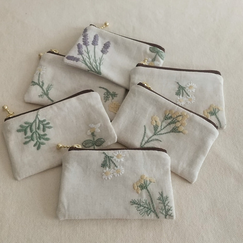 【涼の音様オーダー専用ページ】リネン刺繍　ぺたんこポーチ　ボートポーチ リネン混の草花刺繍小さめぺたんこポーチ ポーチ mh 通販 19821828