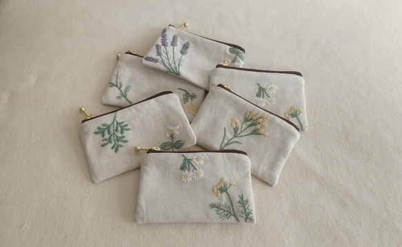【涼の音様オーダー専用ページ】リネン刺繍　ぺたんこポーチ　ボートポーチ リネン混の草花刺繍小さめぺたんこポーチ ポーチ mh 通販 19821828