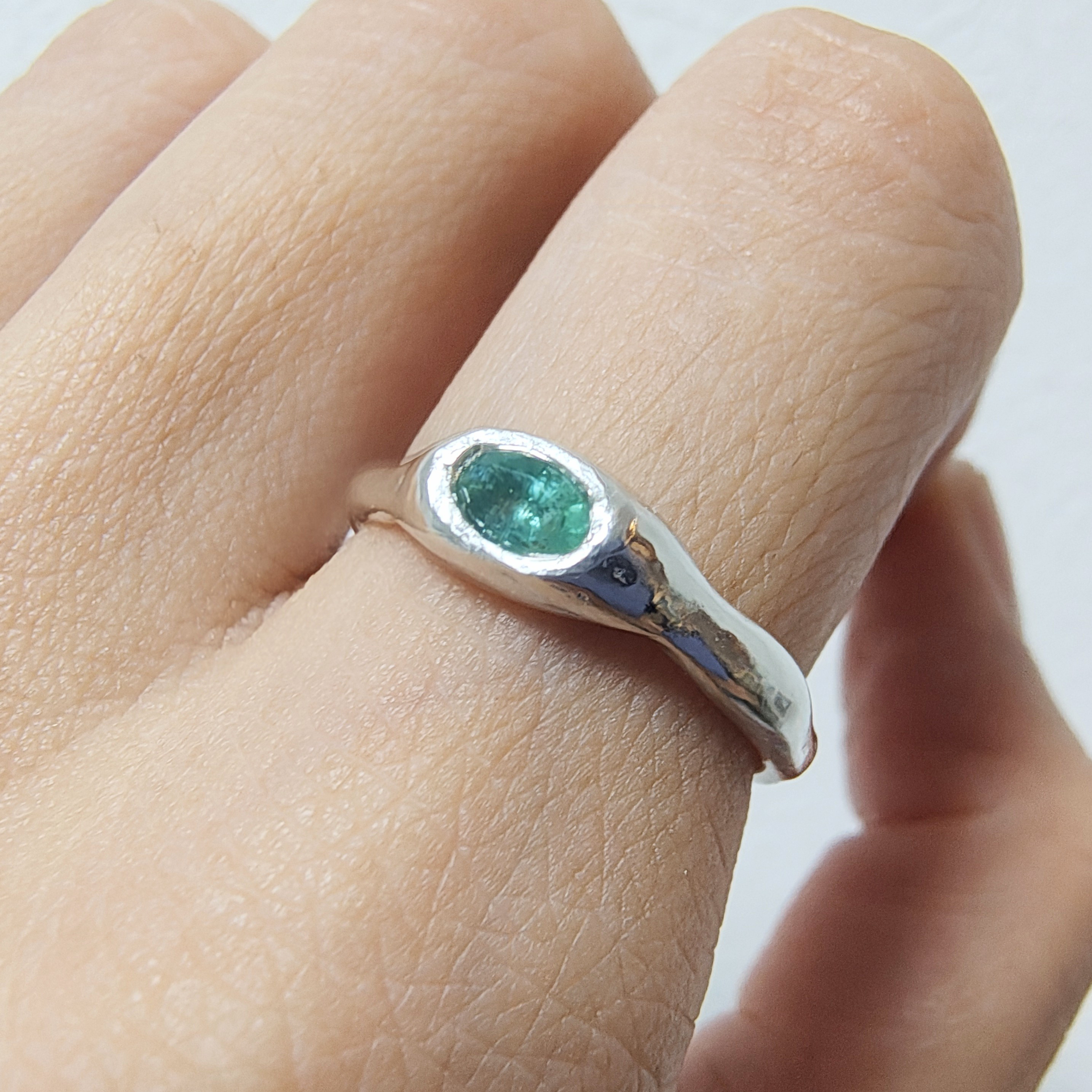 《silver925・一点物》12.5号 エメラルド シルバーリング 天然石 シルバー925 モダン 普段使い 個性的