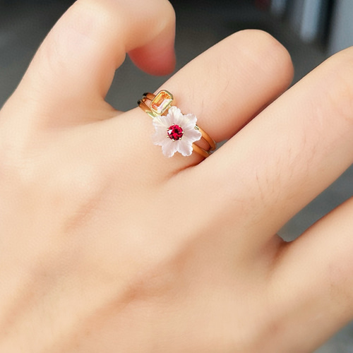 天然レッドサファイア リング 花」K18 天然レッドスピネル イエローサファイア 健康 調和 8月誕生石