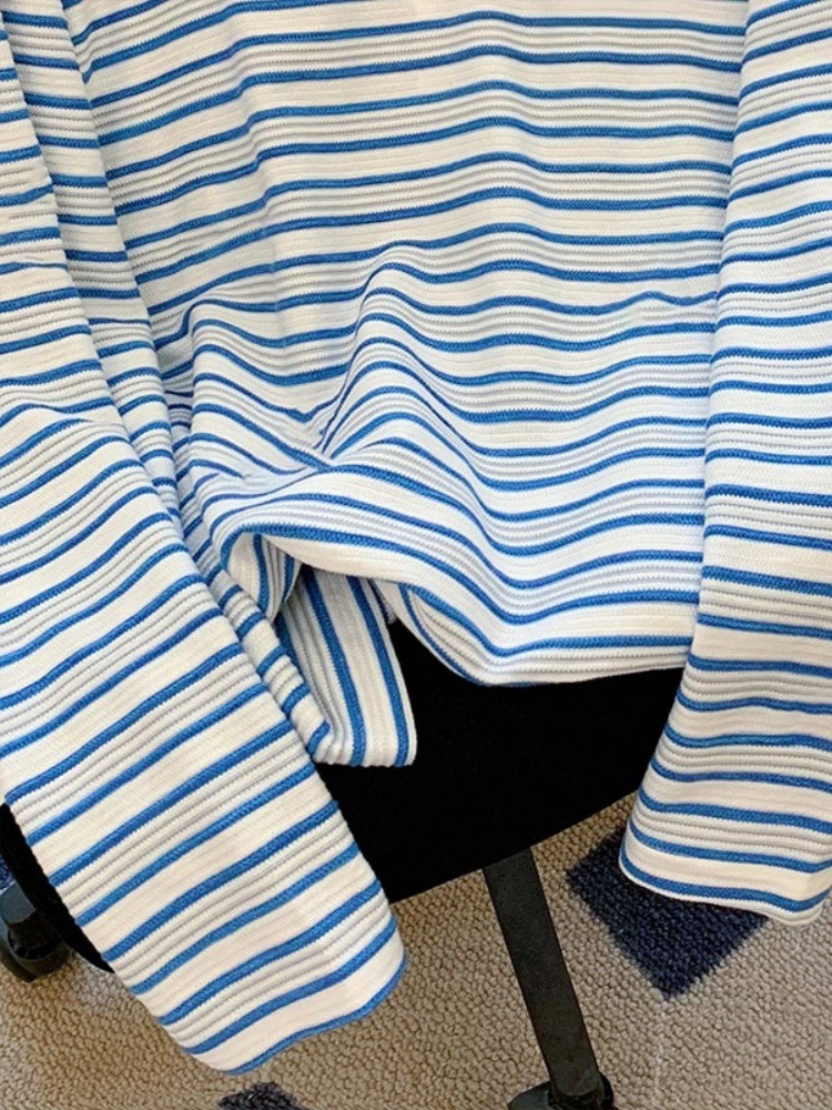 縞の漫画の長袖のtシャツの女性の2025新型のハイカラなアンダーシャツにぶつかります