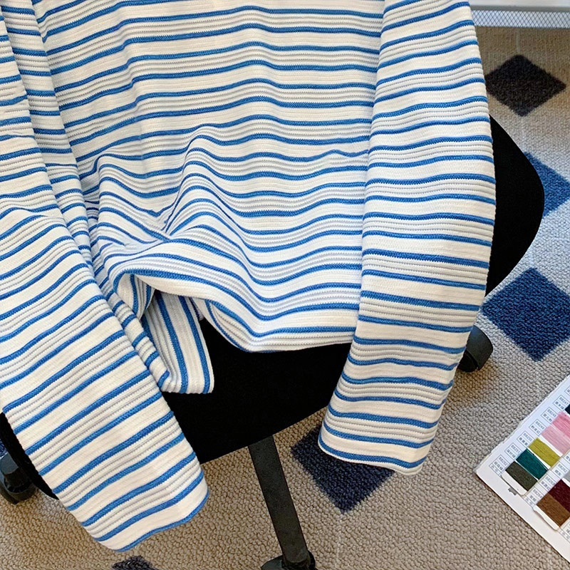 縞の漫画の長袖のtシャツの女性の2025新型のハイカラなアンダーシャツにぶつかります