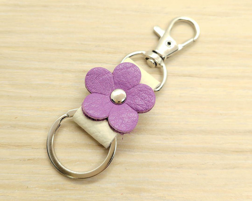 小さい キーホルダー 8cm【パープル花】 チャーム 革 レザー 牛革 プチ