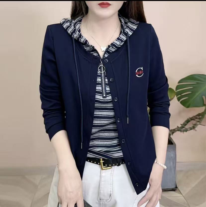 春秋の新しいファッションの帽子付きの女性の縞偽の2件の気質西洋の気カジュアルカジュアル長袖の年齢を減らす上着の潮