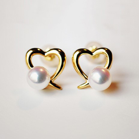 ルミナオーロラアコヤ真珠スタッドピアス 5-5.5mm 日本製天然海水真珠 18Kゴールド 絶妙なピアス 完璧なラウンド型 強い