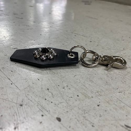 フラワースタッズ モーテルキーホルダー レザー ブラック キーホルダー
