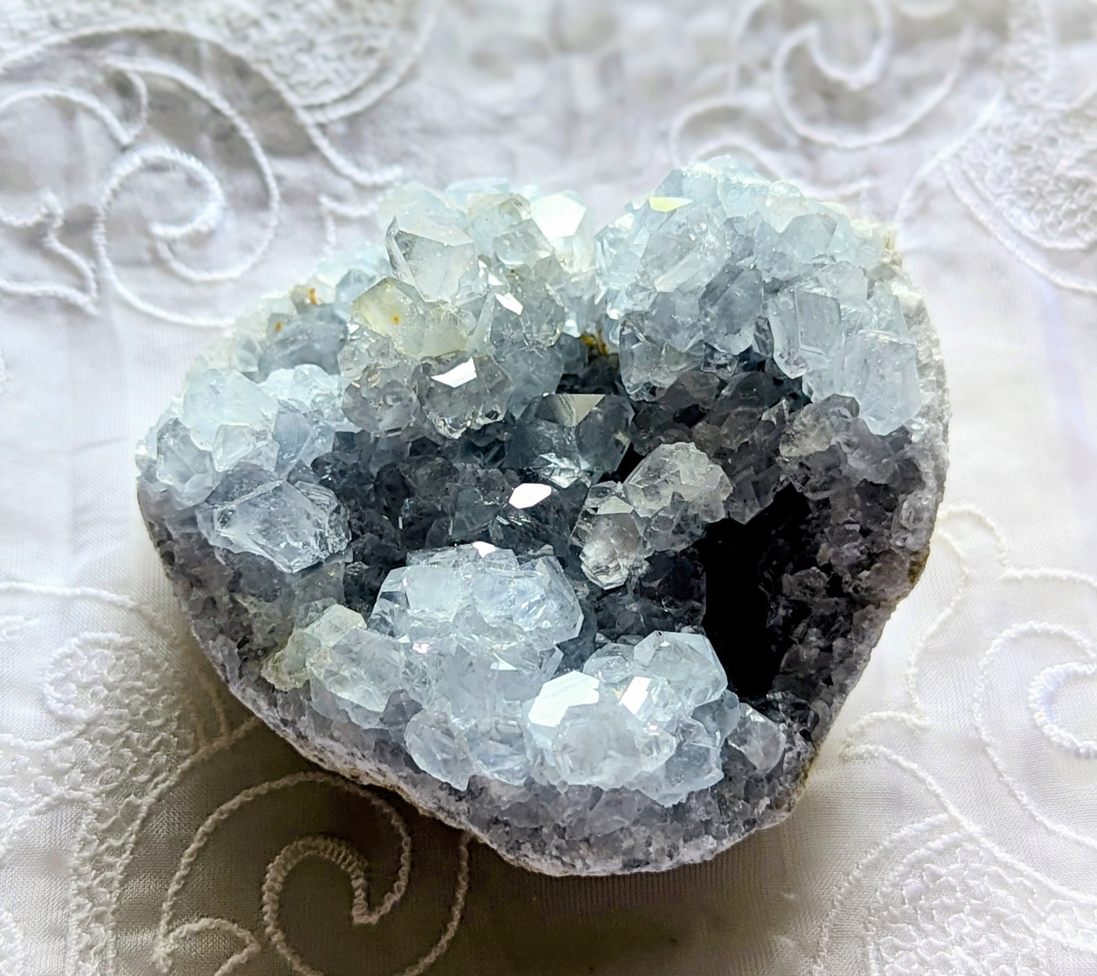 ✨様々なエネルギーの影響を受けやすい方に✨セレスタイト（天青石）のクラスター《マダガスカル産》✨ 10,626円