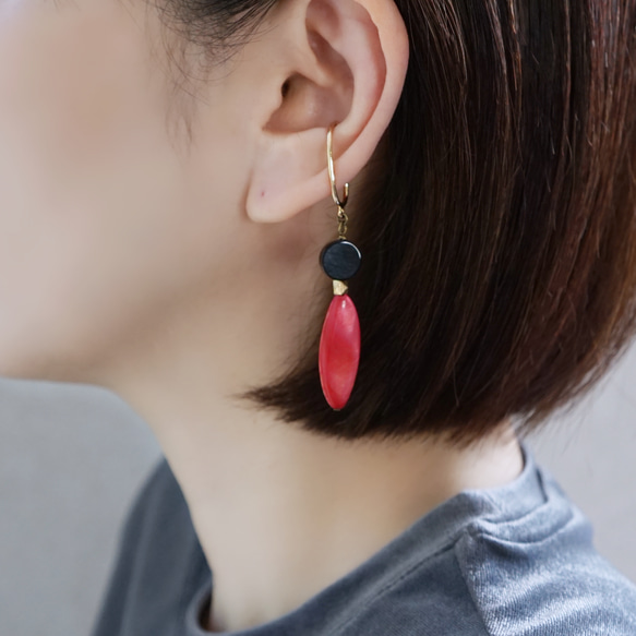 【8月誕生石】オニキスとマーキス型シェルのレッドシェルのピアス　※イヤリング・イヤーカフに変更可 5枚目の画像