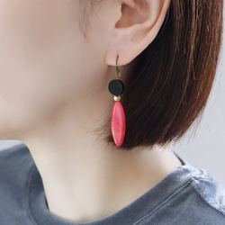 【8月誕生石】オニキスとマーキス型シェルのレッドシェルのピアス　※イヤリング・イヤーカフに変更可 3枚目の画像