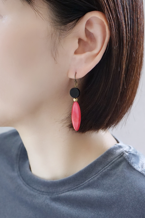 【8月誕生石】オニキスとマーキス型シェルのレッドシェルのピアス　※イヤリング・イヤーカフに変更可 3枚目の画像