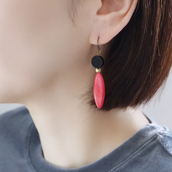 【8月誕生石】オニキスとマーキス型シェルのレッドシェルのピアス　※イヤリング・イヤーカフに変更可 2枚目の画像