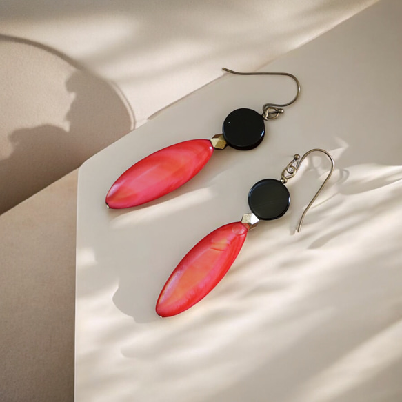 【8月誕生石】オニキスとマーキス型シェルのレッドシェルのピアス　※イヤリング・イヤーカフに変更可 1枚目の画像