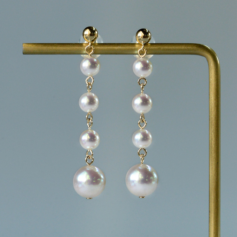 ルミナ 4.5-8.4mm 日本製アコヤ真珠を使用した天然海水真珠の18金ゴールドイヤリング。エレガントで多用途に使えるデザイン