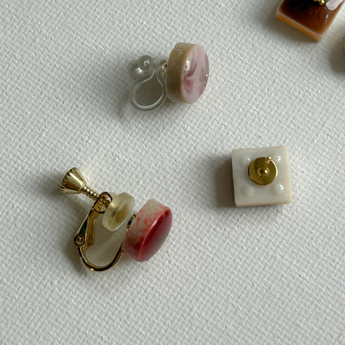 ※ももや※アトリエダンタン チョコレートコレクション 両耳ピアス 秋限定】チョコレートコスモス ピアス イヤリング 美濃焼 秋桜 深赤