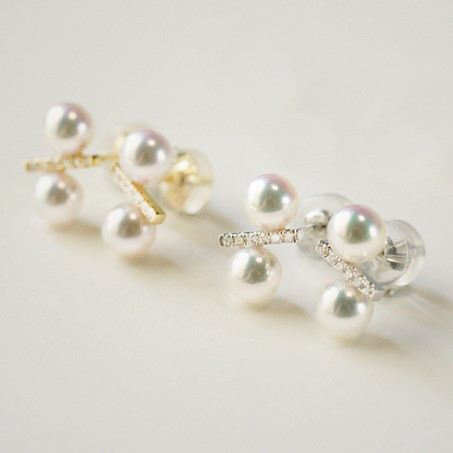 ルミナ5.5-6mmの日本製天然アコヤ真珠と18金ゴールドダイヤモンドのイヤリング。繊細でエレガントなデザイン。