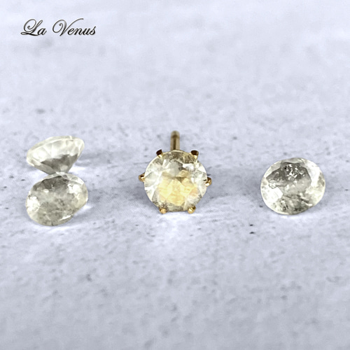 ✴︎つけっぱなしOK✴︎ 希少石 リビアングラス スタッドピアス 4mm