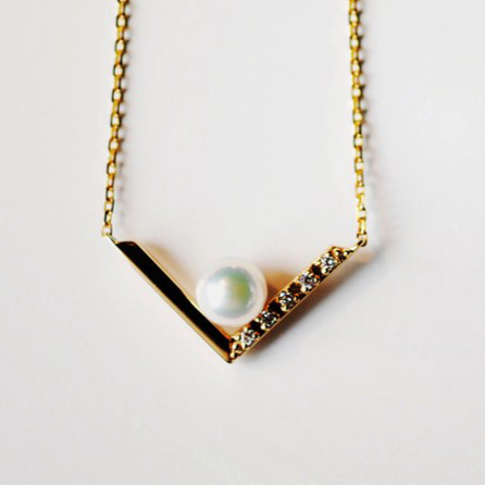 ルミナ5-5.5mm日本製アコヤ真珠ネックレス、鎖骨チェーン、18Kゴールドとダイヤモンドをあしらったデザイン、スタイリッシュな