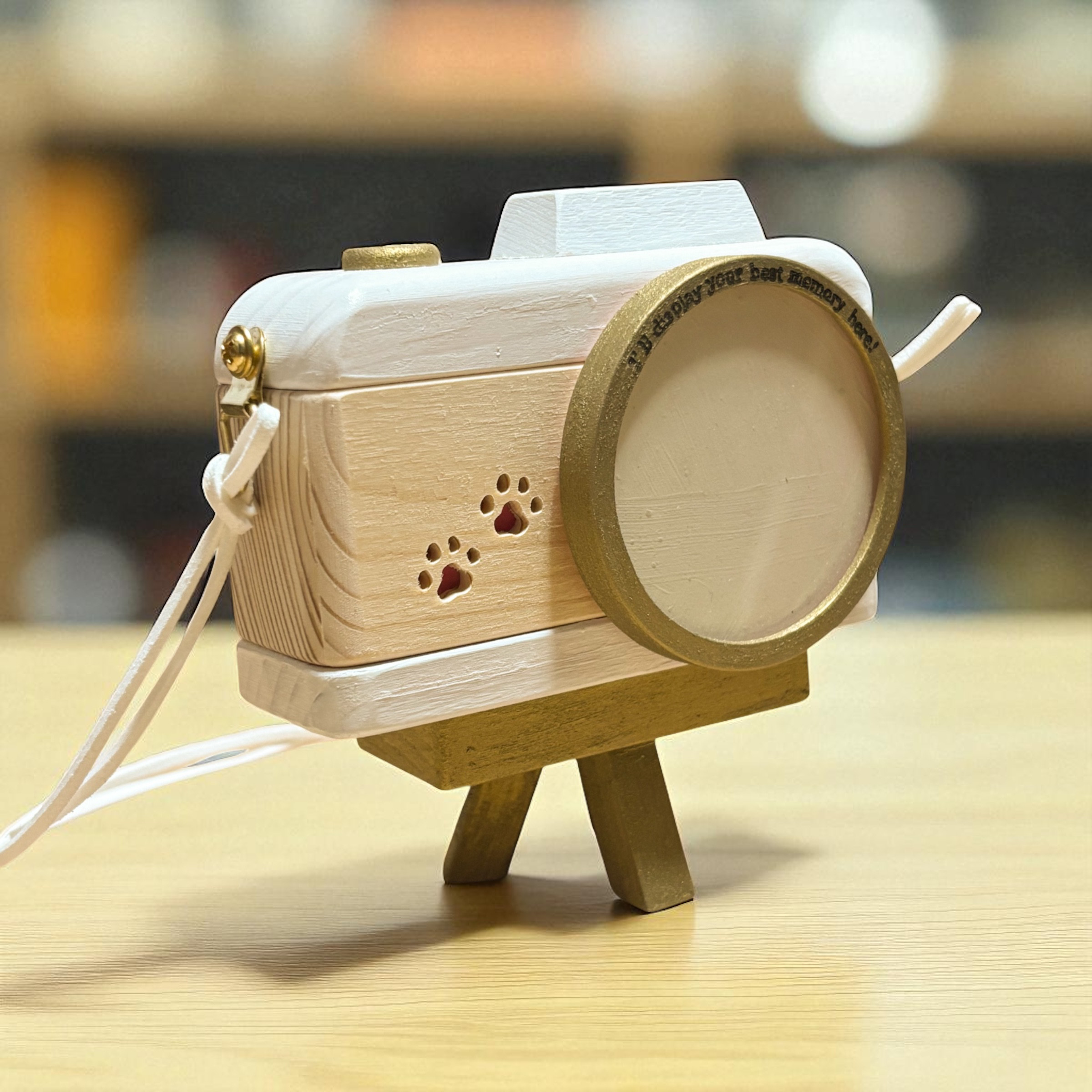 冬限定2025 犬猫メモリアル｜肉球カメラ型フォトフレーム｜誕生日・記念日・命日｜ナチュラル×ゴールド｜三脚付き