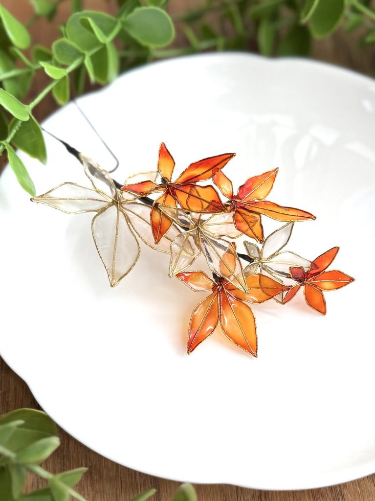 ヘアゴム レジン 紅葉型 マトリカリアと紅葉の艶やか秋景色