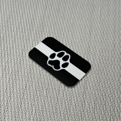 ◆ TUMIバッグ用◆ カスタムプレート 犬型 肉球アイコン 白線 レジン加工 黒ｘ白 30x50mm ◆トゥミ Dog 2枚目の画像