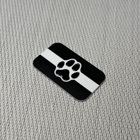 ◆ TUMIバッグ用◆ カスタムプレート 犬型 肉球アイコン 白線 レジン加工 黒ｘ白 30x50mm ◆トゥミ Dog 2枚目の画像