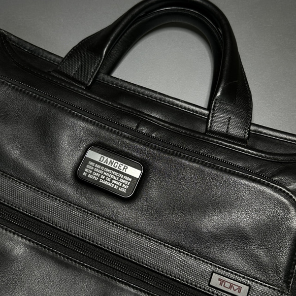 ◆ TUMIバッグ用◆ カスタムプレート DANGER マットブラック x 銀 ■ トゥミ 交換用 アメリカ空軍 5枚目の画像