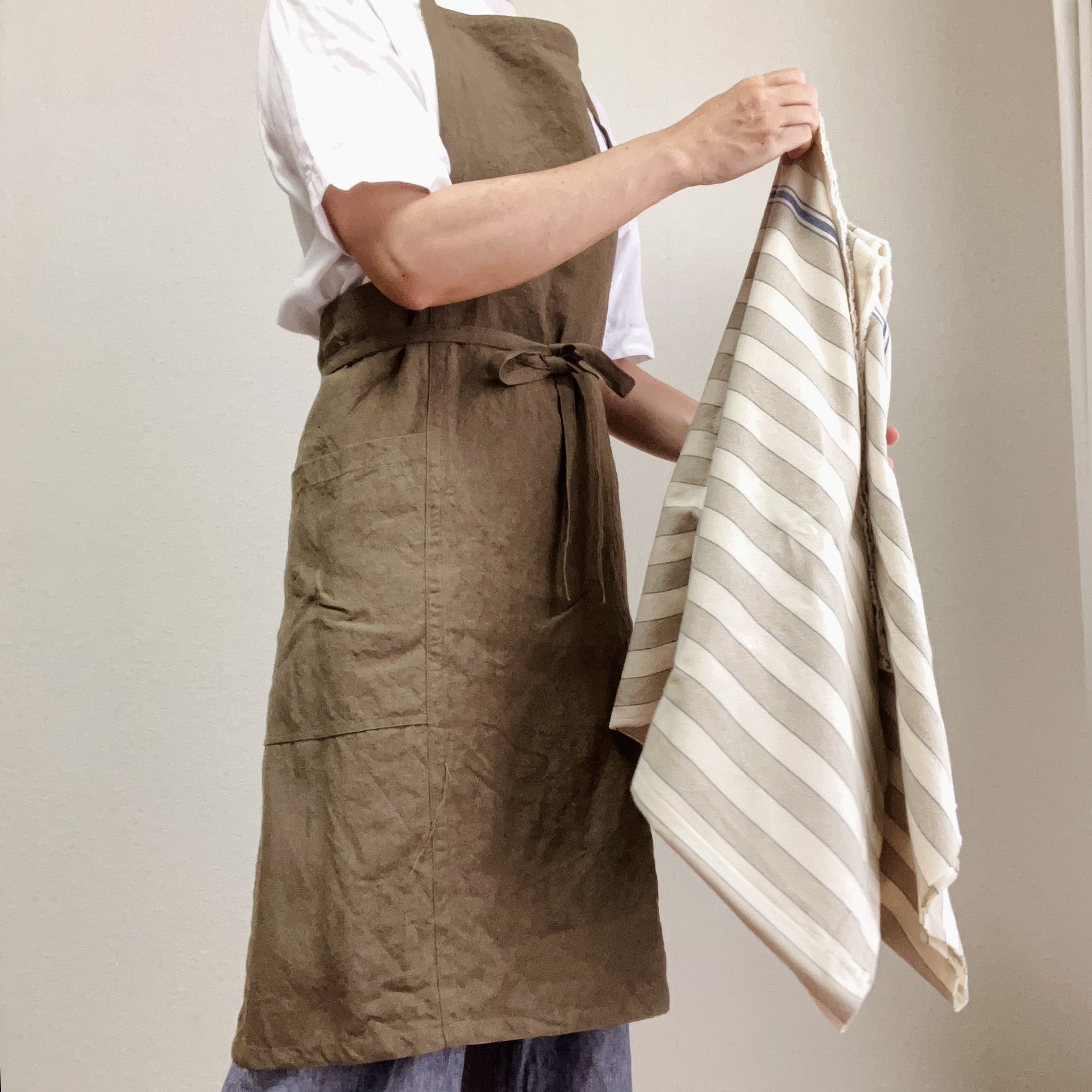 ベルギーリネンの魅力を纏う - ワークエプロン　ベルギーリネン２５番手　モカ