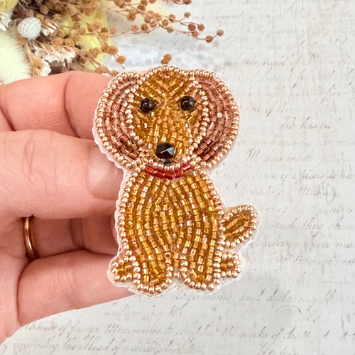 ビーズ刺繍のブローチ・ミニチュアダックスフンド（おすわり・レッド