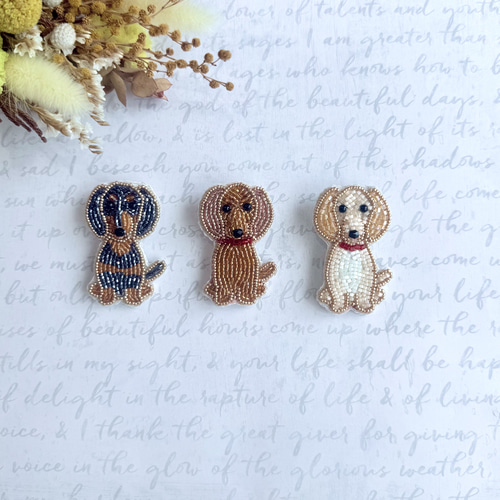ビーズ刺繍のブローチ・ミニチュアダックスフンド（おすわり・クリーム