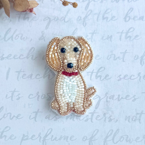 ビーズ刺繍のブローチ・ミニチュアダックスフンド（おすわり・クリーム
