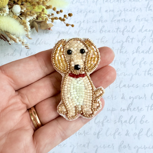 ビーズ刺繍のブローチ・ミニチュアダックスフンド（おすわり・クリーム