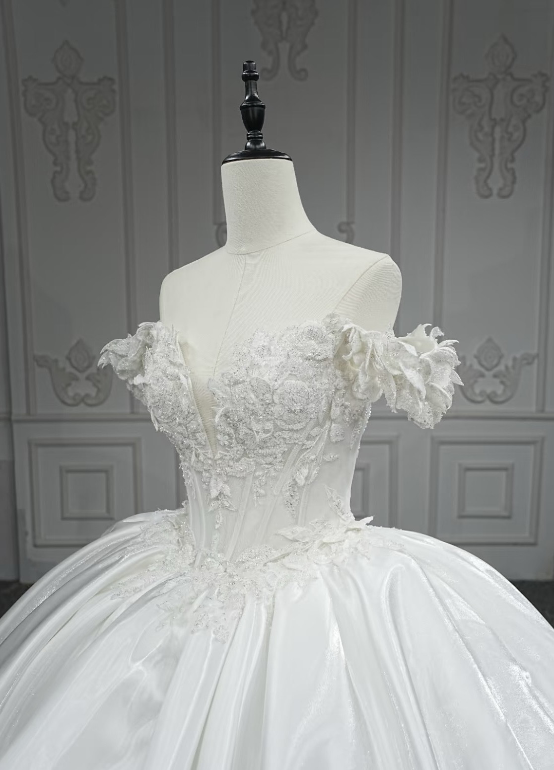 オフホワイト　フレアスカート　ボリューム　袖あり　二の腕カバー　ウェディングドレス　上質　デザイン感　素敵なドレス結婚式