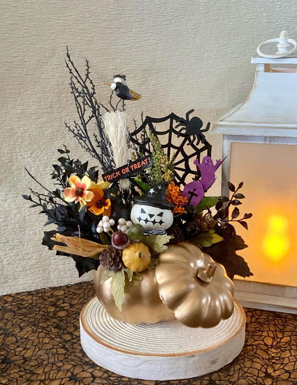 ＂カボチャの中のハロウィンナイトへようこそ！ゴーストカボチャのジャック＂蓋付きゴールドカボチャのハロウィン飾り 2枚目の画像
