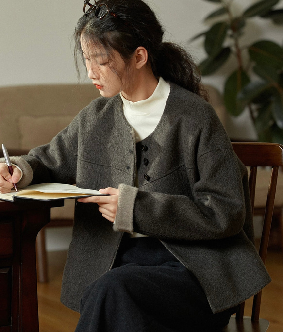 こっくり色　ノーカラーウールのショートコート【秋冬春】ダークグレー 2枚目の画像