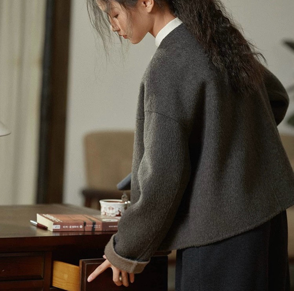 こっくり色　ノーカラーウールのショートコート【秋冬春】ダークグレー 5枚目の画像