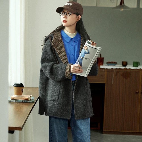 フード付き 裏面チェック柄 ウールのミドル丈コート ゆったり