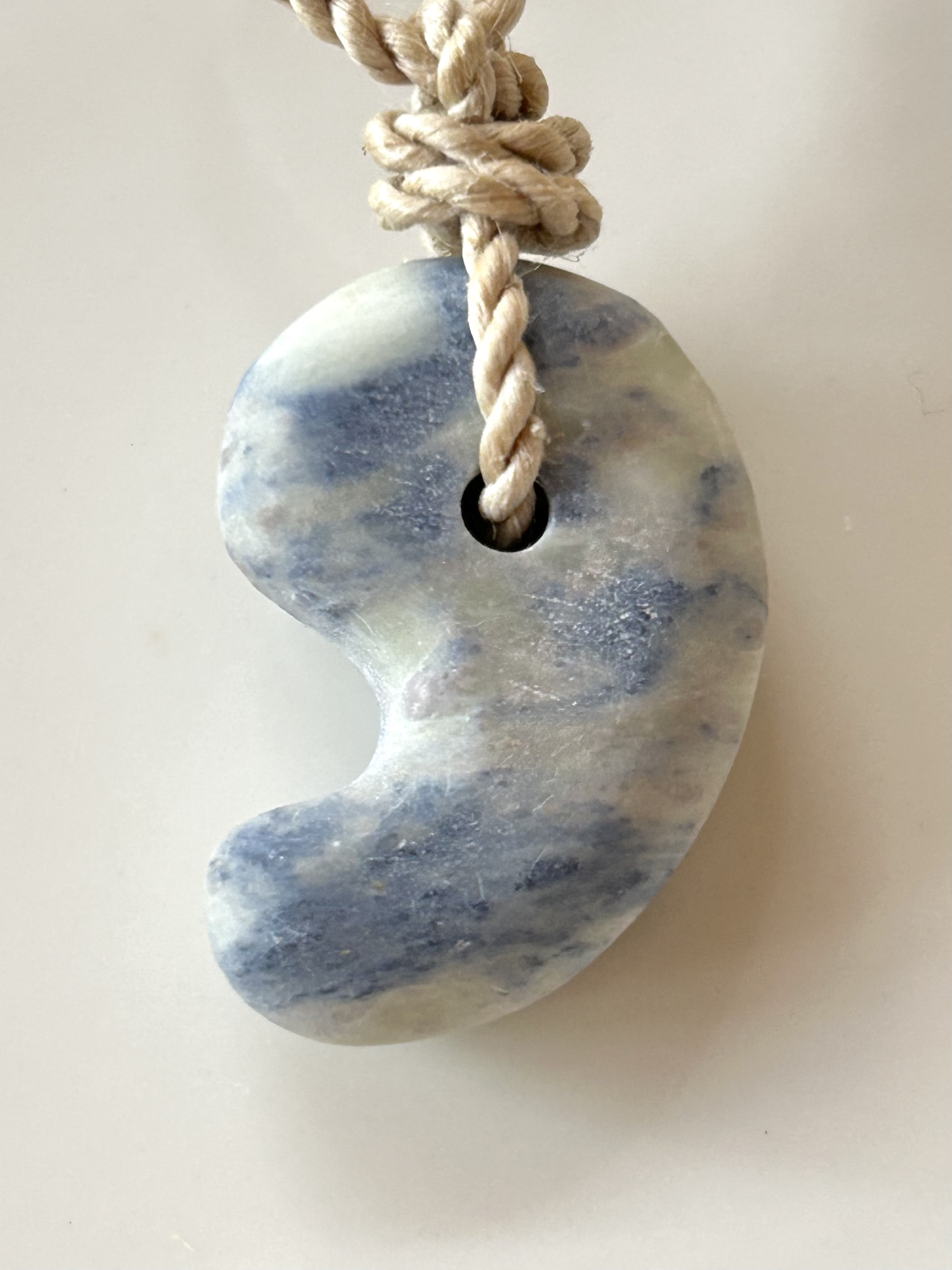 【神話の石】フェアリースキンサファイア特大勾玉　精麻より紐ネックレス Ａ