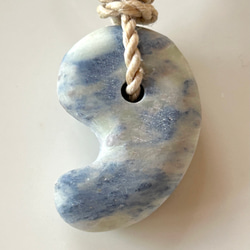 【神話の石】フェアリースキンサファイア特大勾玉　精麻より紐ネックレス 神話の石】フェアリースキンサファイア特大勾玉 精麻より紐ネックレス